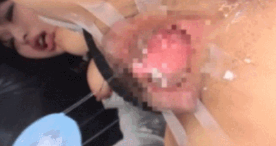 JKがマン汁で溢れたマンコを刺激してオナニーするGIF画像