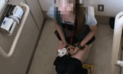 女子トイレを盗撮中に女性に話かけるエロGIF画像