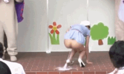 歌のおねえさんの「篠めぐみ」が遊園地でマンコ丸出しでアナルから牛乳を噴射するエロGIF動画