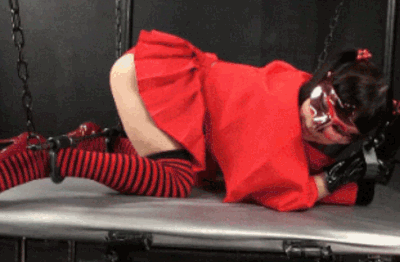 悪魔のコスプレをした女子中学生を拘束して調教するエロGIF画像