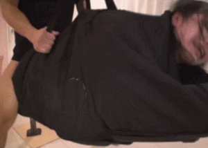 【エロGIF】バックに袋詰めにされて犯されるロリ少女