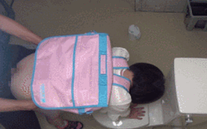 トイレのドアをこじあけてJSをレイプするエロGIF画像