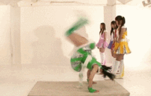 ノーパンでバク転や側転をするアイドルのエロGIF画像