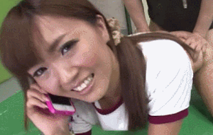 【エロGIF】スマホを見ながら適当にセックスをする黒ギャルJK