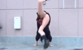 女子高生がノーパンで逆立ちをしてマンコとお尻が丸見えになるGIF画像