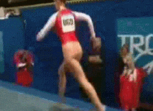 ノーパンのマンコ丸出しでオリンピック競技をするGIF動画