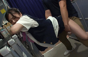 巨乳のCAを飛行機内で痴漢するエロGIF画像