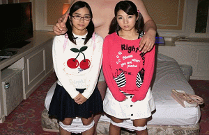 メガネをかけた少女とJSの二人組みと円光セックスするエロGIF画像