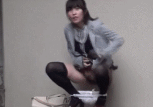 【エロGIF】野ションを盗撮してバレた時の女の子のリアクション