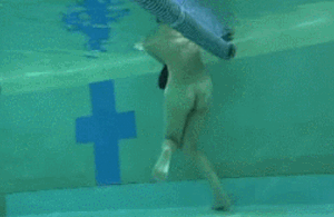 プールでJCの水着が破れて全裸になるハプニング