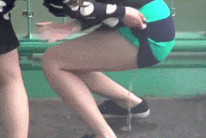 野外でおしっこを漏らす女性達を盗撮