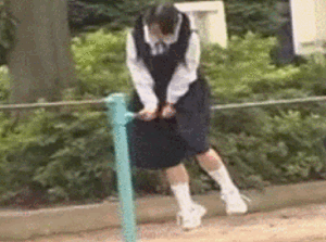 公園の鉄棒を使ってオナニーをする女子高生を盗撮