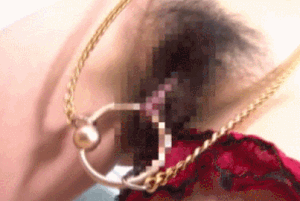 巨大なリングをクリトリスつける変態女のエロGIF画像