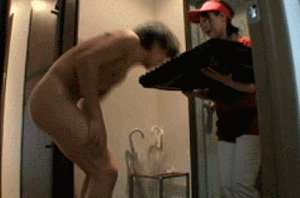 宅配ピザのバイトのお姉さんの前で全裸になってしまった男性