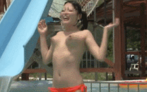 ウォータースライダーで水着が取れておっぱいが丸出しになるギャル