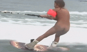 全裸で海の上をウェイクボードをするギャルのエロGIF画像