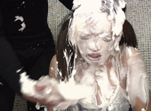 パイを美少女の顔面や尻にぶつけるエロGIF画像