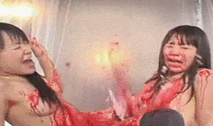 巨大なチンポで大量中出ししたらマンコが避けて大量出血するエロGIF画像