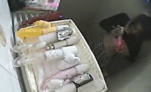 女子トイレの個室に大人のおもちゃを仕掛けてみたエロGIF画像