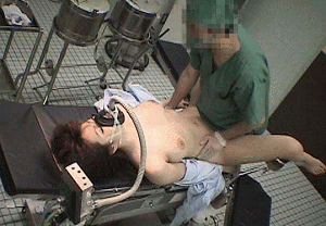 病院で全身麻酔をした女性をレイプする医者