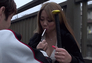 オラオラ系で茶髪のヤンキー女とセックスするエロGIF画像