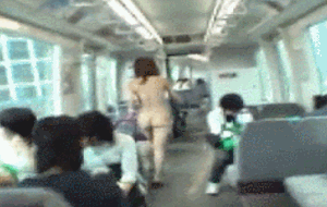 電車の中を全裸で歩くリアルな露出狂の女性