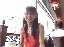 眼鏡をかけた人妻が秋葉原で露出して乱交セックスするエロGIF画像